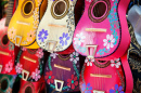 Guitares traditionnelles mexicaines sur un marché