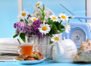 Tee mit Blumen auf blauem Hintergrund
