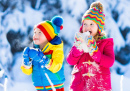 Crianças brincando em uma floresta nevada