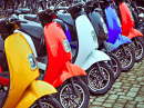 Eine Reihe bunter Elektro-Mopeds