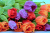 Tulipes fraîches rouges, oranges et violettes