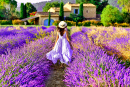 Frau in blühenden Lavendelfeldern
