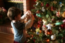 Le petit Aidan décores le sapin de Noël
