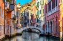 Узкий канал в Венеции, Италия