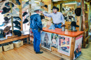 Cowboy comprando um chapéu Stetson, EUA